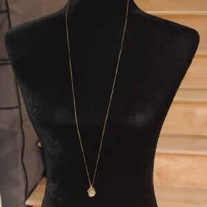 Elegant Gold Pendant Necklace